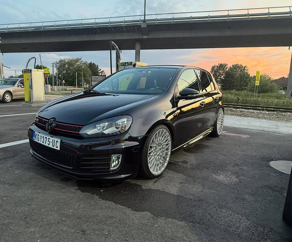 Automobil na BOSS perionici u sumrak