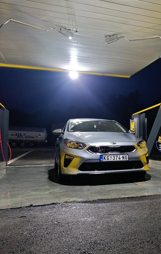 Automobil pod reflektorima u BOSS boksu noću